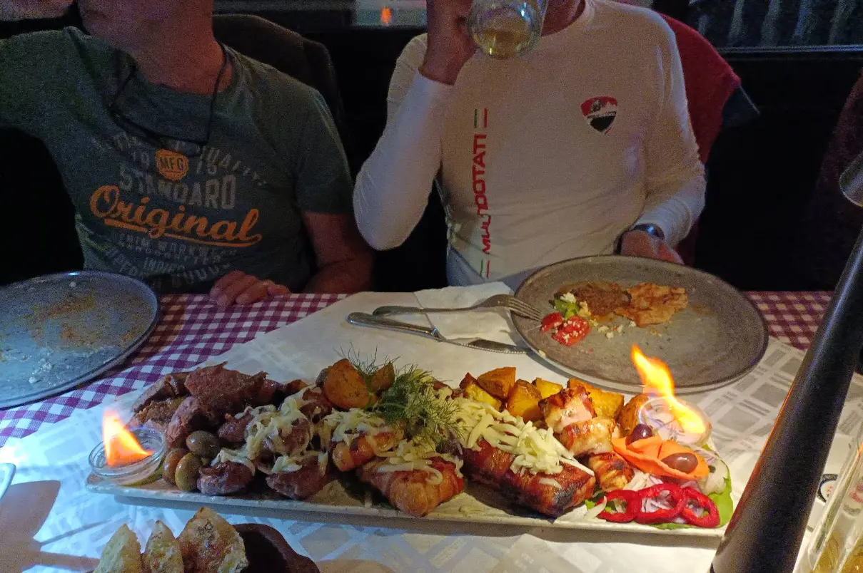 Roštilj tanjir uz salatu od paradajza — kafana Porta Crveni Pevac, Niš