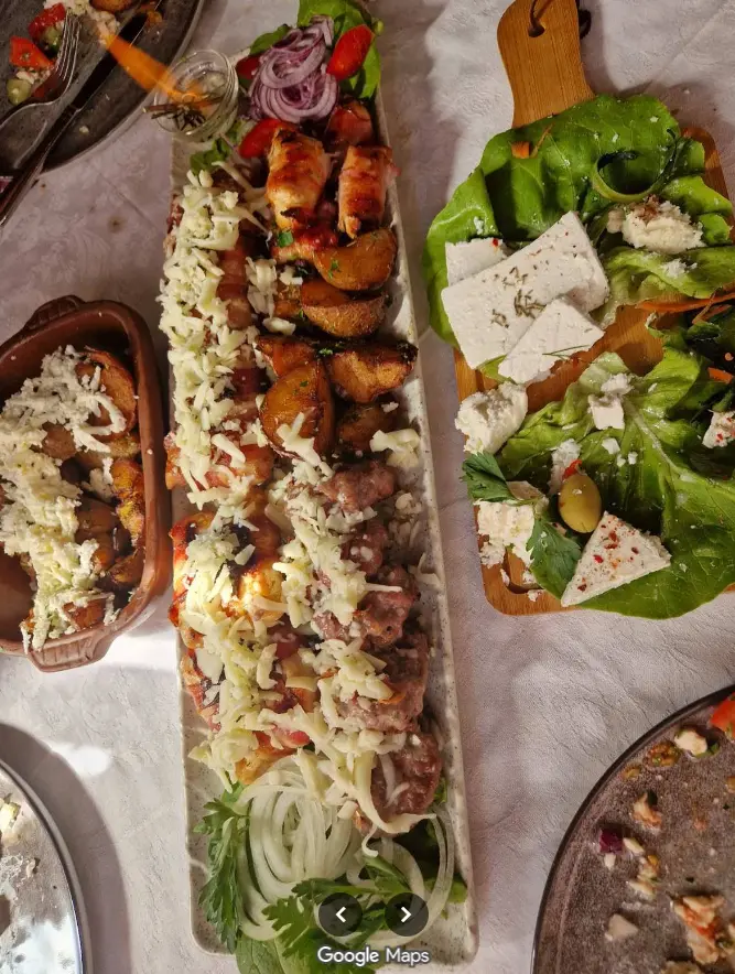 Veliki roštilj plato sa pljeskavicama i raznjićima — Porta Crveni Pevac, Niš