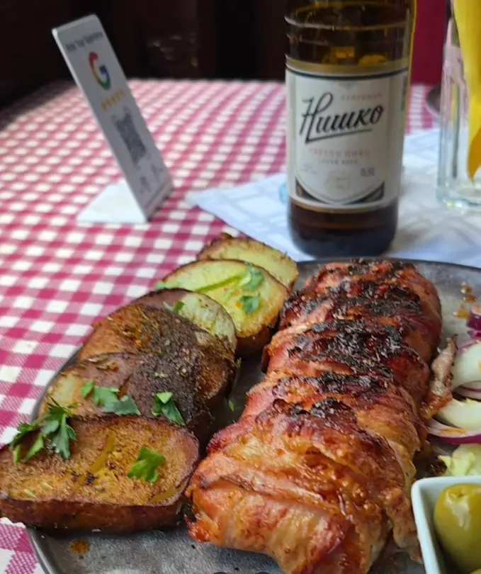 Pečena rebra uz domaći hleb i niško pivo — kafana Porta Crveni Pevac