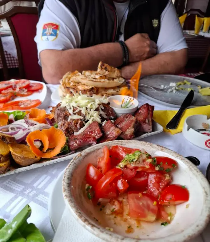 Mešano meso sa roštilja, salata i pomfrit — Porta Crveni Pevac, Niš
