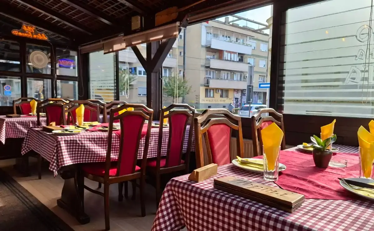 Sala za proslave u kafani Porta Crveni Pevac, Niš — postavljen sto