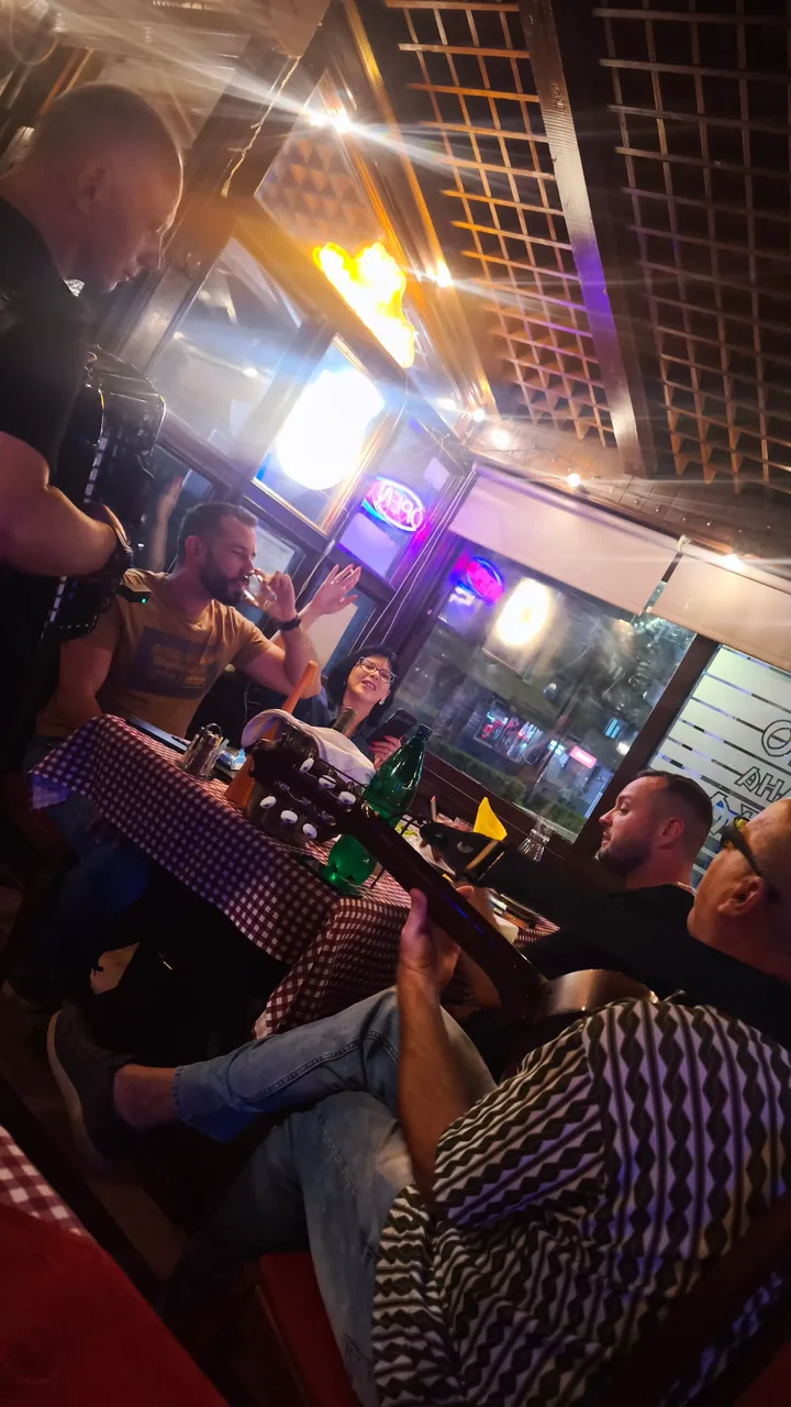 Živa muzika tokom proslave u kafani Porta Crveni Pevac, Niš